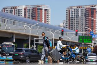 球迷在季中锦标赛现场山顶看台超远扔球 球砸了一下地板后命中